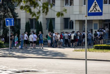 CNAP 'a girmeden önce bir insan kuyruğu (idari hizmetler merkezi)