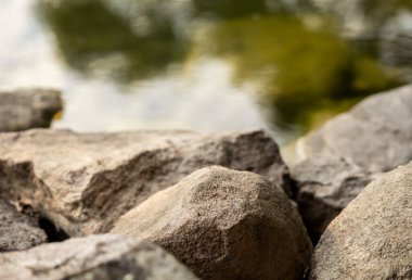 Göl kenarındaki büyük taşların yakın görüntüsü.