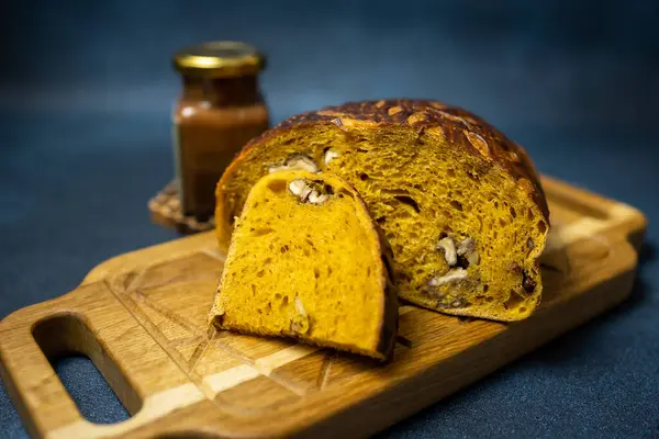 Tahta servis tahtasında balkabağı ekmeği