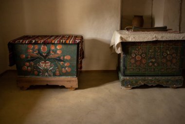 Eski sandıklar 20. yüzyılın bir kulübesinde, Mykolaiv bölgesinde. Ukrayna Halk Mimarisi ve Halk Yolları Ulusal Müzesi 