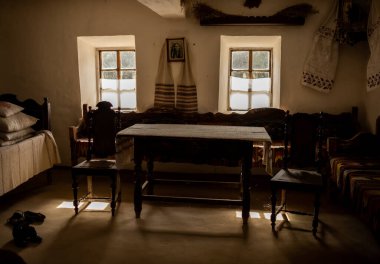 20. yüzyılın bir kulübesinin içi, Mykolaiv bölgesi. Ukrayna Halk Mimarisi ve Halk Yolları Ulusal Müzesi 