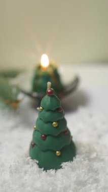 Noel ağacı şeklinde el yapımı mum.