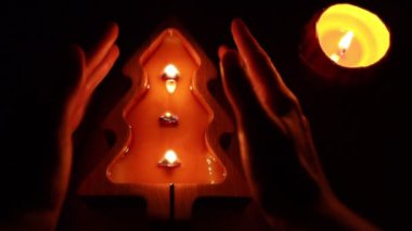 Mumların yanında sıcak eller