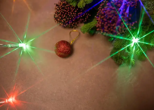 Yılbaşı arka planında çelenk ışıkları