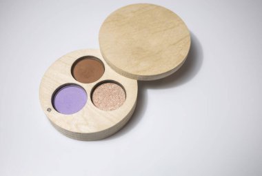 Beyaz arkaplanda bir göz falı paleti