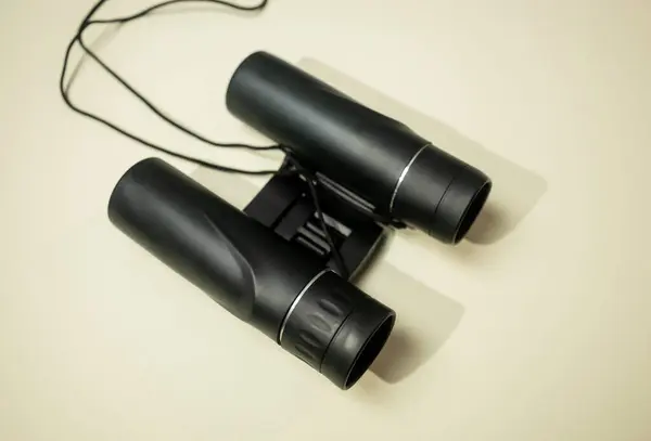 Karşıt arkaplanda siyah dürbünler