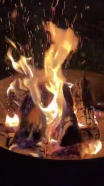 Ağır çekimde odun kıvılcımları