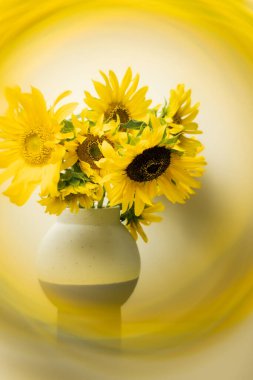 Vazodaki ayçiçekleri. Fotoğraf, özel bir kamera merceği filtresi kullanılarak çekildi.