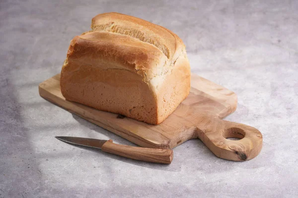 Bir Somun Taze Pişmiş Beyaz Buğday Ekmeği Ahşap Tahtada Kağıt — Stok fotoğraf