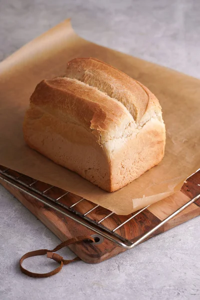 Pão Trigo Branco Cozido Hora Inteiro Papel Manteiga Tábua Madeira — Fotografia de Stock