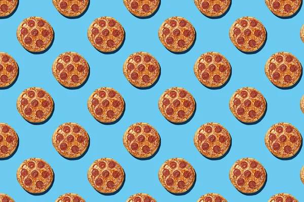 Twardy Wzór Światła Całych Kawałków Pizzy Salami Bezszwowym Jasnoniebieskim Tle — Zdjęcie stockowe