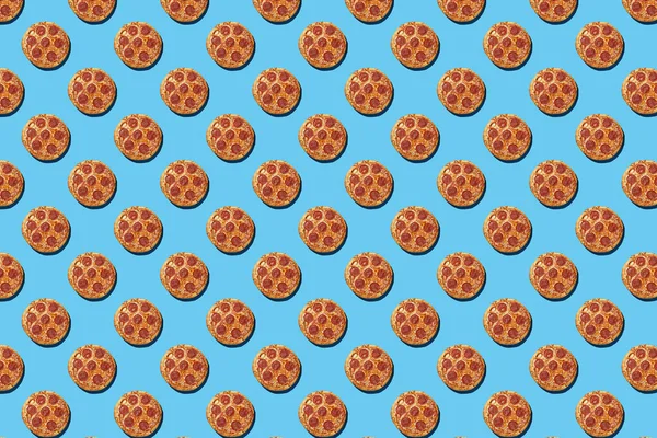 Twardy Wzór Światła Całych Kawałków Pizzy Salami Bezszwowym Jasnoniebieskim Tle — Zdjęcie stockowe