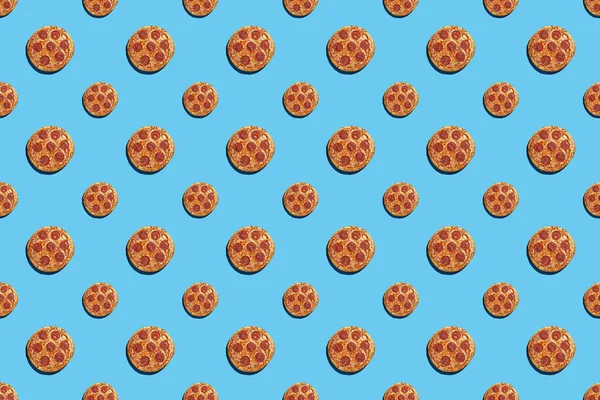 Padrão Luz Dura Pedaços Pizza Salame Grandes Pequenos Inteiros Fundo — Fotografia de Stock