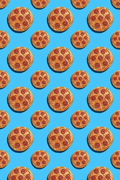 Een Hard Lichtpatroon Van Hele Grote Kleine Salami Pizzastukken Een — Stockfoto