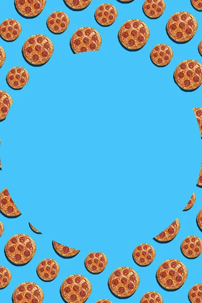 Büyük Küçük Salamlı Pizza Parçalarından Oluşan Sert Bir Işık Deseni — Stok fotoğraf