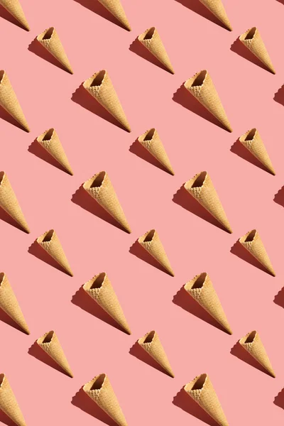 Parlak Pembe Arka Planda Boş Bir Waffle Dondurma Külahının Sert — Stok fotoğraf