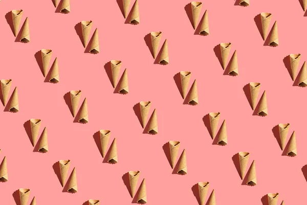 Parlak Pembe Arka Planda Boş Bir Waffle Dondurma Külahının Sert — Stok fotoğraf