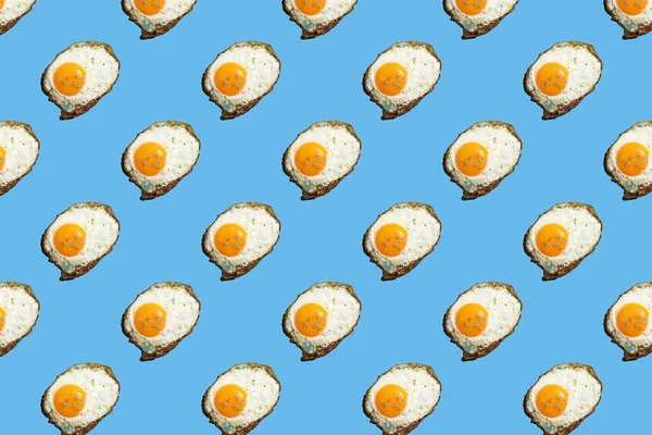 Kırılmamış Yumurta Sarısı Pürüzsüz Mavi Bir Arka Planda Sert Işık — Stok fotoğraf