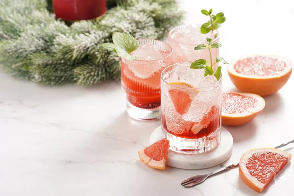 Příprava Grapefruitového Koktejlu Bez Alkoholu Několik Sklenic Ledovými Kostkami Mramorovém — Stock fotografie