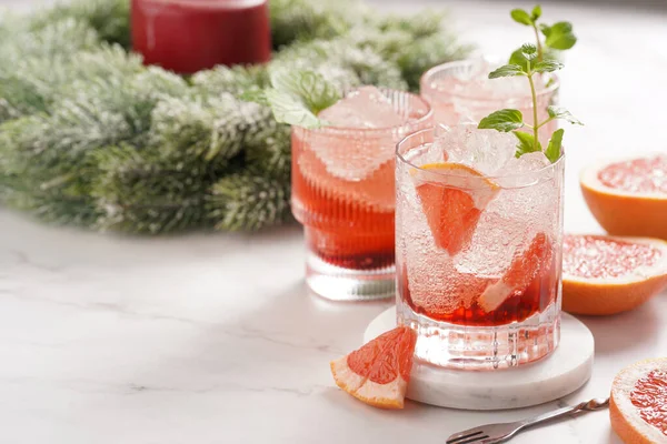 Příprava Grapefruitového Koktejlu Bez Alkoholu Několik Sklenic Ledovými Kostkami Mramorovém — Stock fotografie
