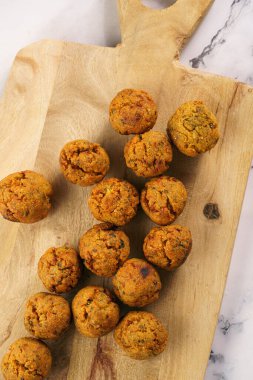 Geleneksel oryantal nohut, ahşap bir tahtanın üstünde kızarmış falafel.