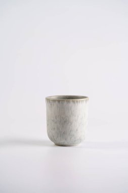 Boş gri seramik skandallı kahve kupası. Gri kenarlı, sapsız beyaz arka plan, katalog fotoğrafı.