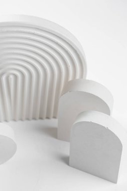 Beyaz arkaplanda beyaz fotoğraf için beyaz aksesuarlar - yarım daireler, oval kapılar, dalgalı kemer, zig-zag merdivenler