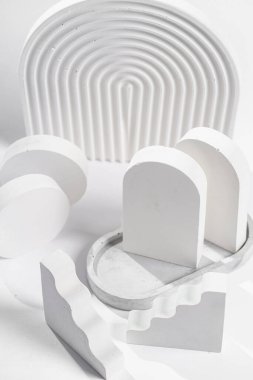 Beyaz arkaplanda beyaz fotoğraf için beyaz aksesuarlar - yarım daireler, oval kapılar, dalgalı kemer, zig-zag merdivenler