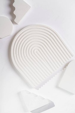 Beyaz arkaplanda beyaz fotoğraf için beyaz aksesuarlar - yarım daireler, oval kapılar, dalgalı kemer, zig-zag merdivenler