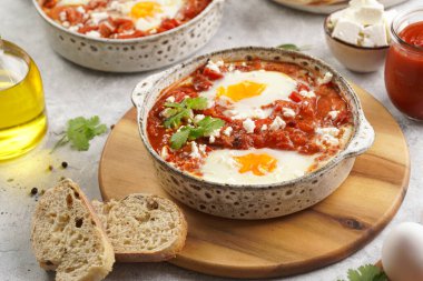 Geleneksel Kuzey Afrika yemekleri domates sosunda haşlanmış yumurta, zeytin yağı, dolma biber, soğan ve sarımsak, kimyon, kırmızı biber ve kırmızı biber ile baharatlı.