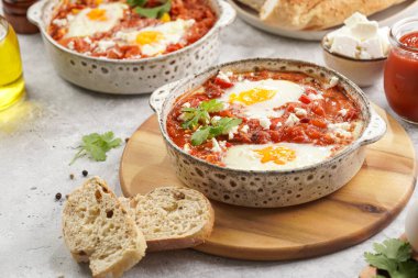 Geleneksel Kuzey Afrika yemekleri domates sosunda haşlanmış yumurta, zeytin yağı, dolma biber, soğan ve sarımsak, kimyon, kırmızı biber ve kırmızı biber ile baharatlı.