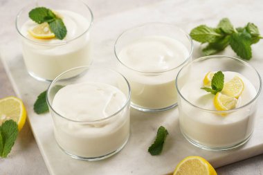 Kremalı süt ürünü yoğurt tatlı kremalı krema, krem peynir, nane ve limon suyu mermer tepside.