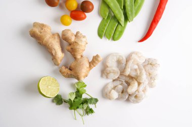 Baharatlı Tayland hindistan cevizi çorbası veya köri: kiraz domatesleri, bezelye, acı biber, limon, zencefil, karides ve taze kişniş.