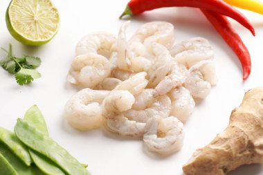 Baharatlı Tayland hindistan cevizi çorbası veya köri: kiraz domatesleri, bezelye, acı biber, limon, zencefil, karides ve taze kişniş.