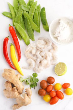 Baharatlı Tayland cevizi çorbası veya köri: Hindistan cevizi sütü, kiraz domatesleri, bezelye, biber, ıhlamur, zencefil, karides ve taze kişniş.