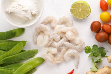 Baharatlı Tayland cevizi çorbası veya köri: Hindistan cevizi sütü, kiraz domatesleri, bezelye, biber, ıhlamur, zencefil, karides ve taze kişniş.