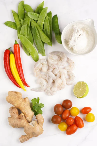 Baharatlı Tayland cevizi çorbası veya köri: Hindistan cevizi sütü, kiraz domatesleri, bezelye, biber, ıhlamur, zencefil, karides ve taze kişniş.