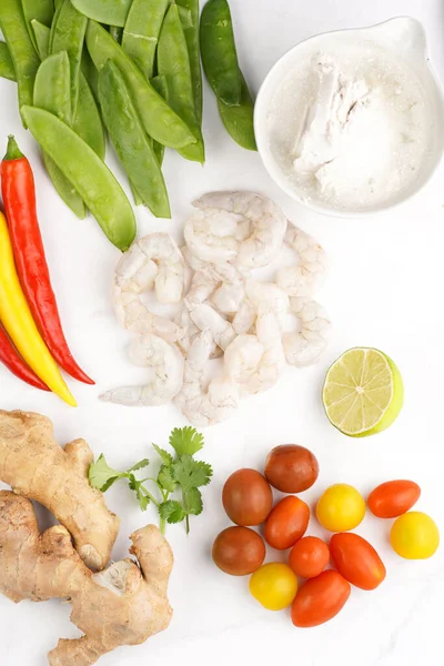 Baharatlı Tayland cevizi çorbası veya köri: Hindistan cevizi sütü, kiraz domatesleri, bezelye, biber, ıhlamur, zencefil, karides ve taze kişniş.