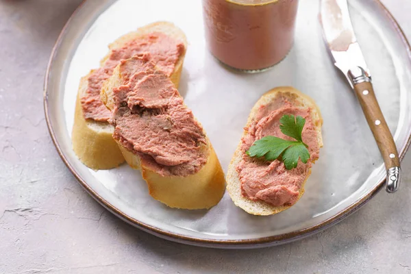 Homemade Chicken Liver Pate Fresh French White Wheat Baguette Slices — Stockfoto