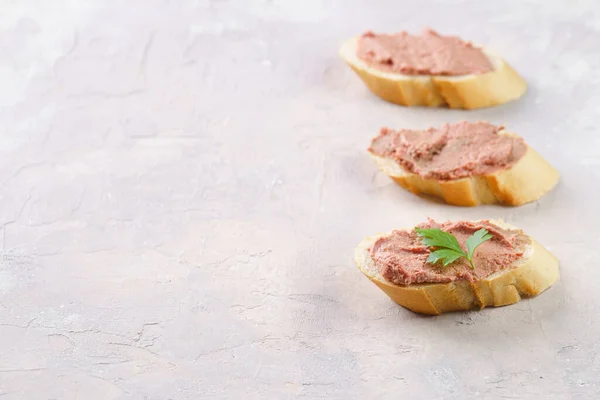Homemade Chicken Liver Pate Fresh French White Wheat Baguette Slices — Stockfoto