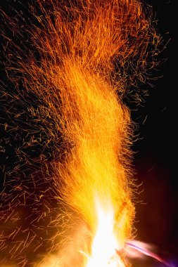 Gece büyük bir yangından kıvılcımlar saçar