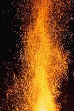 Gece büyük bir yangından kıvılcımlar saçar