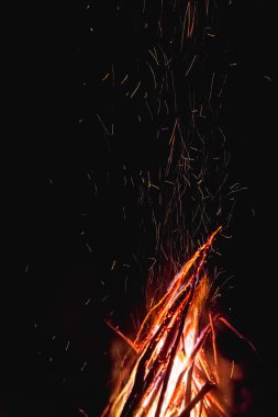 Karpatlar 'da yaz gündönümü için büyük bir şenlik ateşi