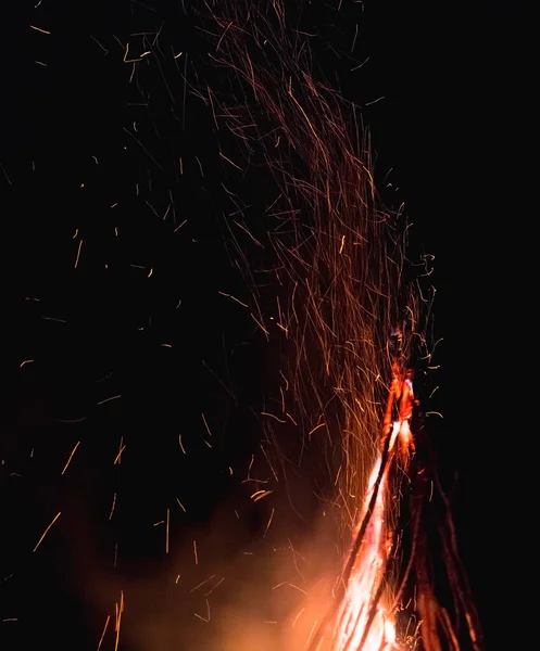 カルパチアの夏至のための大きなたき火です — ストック写真