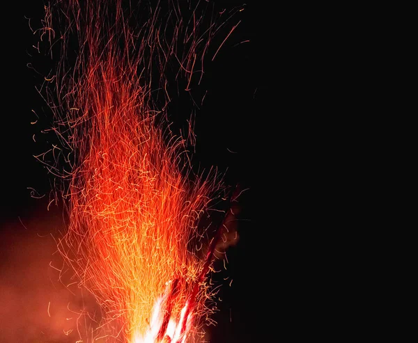夜の大火災で火花を散らし — ストック写真