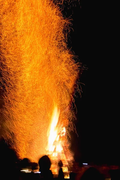 カルパチアの夏至のための大きなたき火です — ストック写真