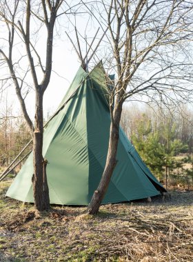 Baharın başında bahçeye kurulmuş yeşil çadır, geleneksel Hint konutu.