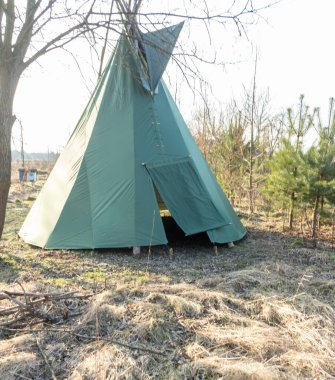 Baharın başında bahçeye kurulmuş yeşil çadır, geleneksel Hint konutu.