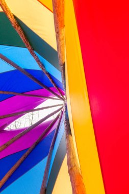 Hintlilerin geleneksel evi, içeriden gökkuşağı renginde bir çadır.