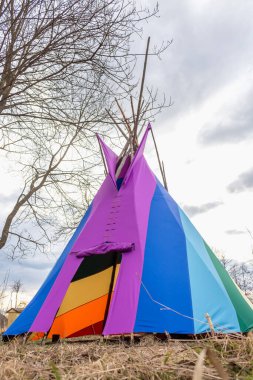 Bahçeye kurulmuş gökkuşağı renkli kızılderili çadırı, ilkbaharın başlarında, geleneksel Hint yerleşimi